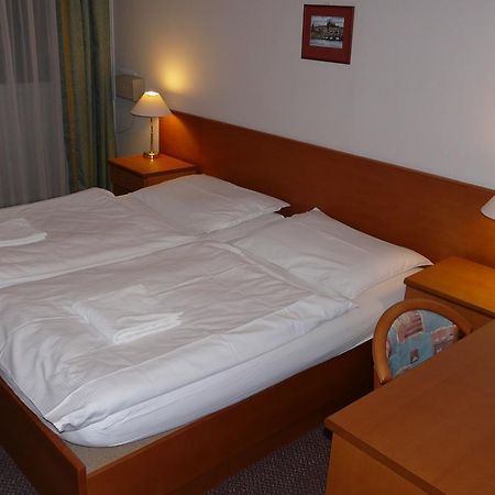 Cmc Residence & Conference Inn Celakovice Room photo